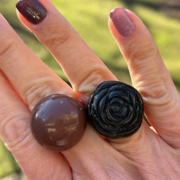Vintage Jewelry - 2 LUCITE Brown/Black Flower Chunky RINGS
